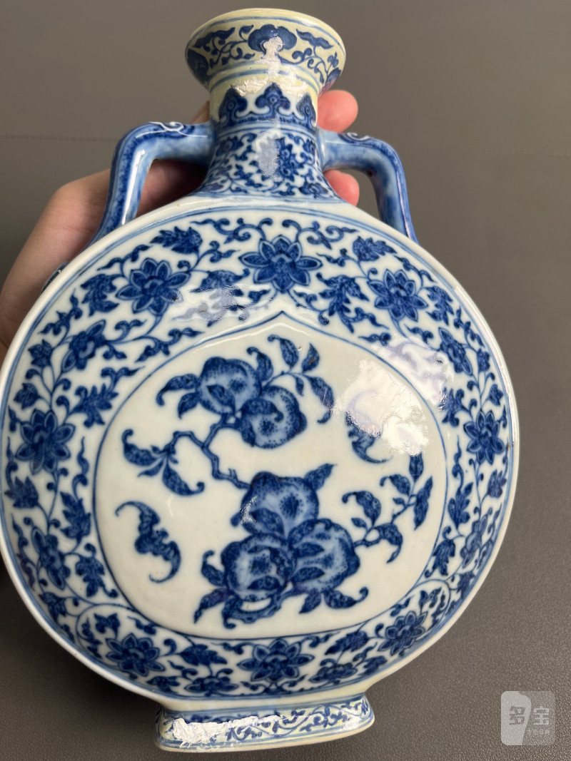 清乾隆  青花缠枝花卉福寿纹抱月瓶 - 图15